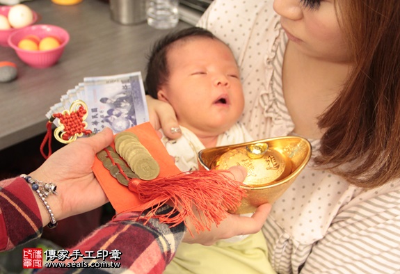 剃胎毛、滿月剃頭、嬰兒剃頭、嬰兒理髮、嬰兒剃髮、嬰兒剃胎毛、嬰兒滿月剃頭、寶寶剃頭、剃胎毛儀式、剃胎毛吉祥話、滿月剃頭儀式、滿月剃頭吉祥話、寶寶剃胎毛、寶寶滿月剃頭理髮、 新北永和區剃胎毛、新北永和區滿月剃頭、 新北永和區嬰兒剃頭剃胎毛、新北永和區嬰兒理髮、新北永和區嬰兒剃髮、林寶寶(新北永和區到府嬰兒寶寶滿月剃頭理髮、免費到府嬰兒剃胎毛儀式吉祥話)。到府剃頭剃胎毛主持、專業拍照、DVD光碟、證書。★購買「臍帶章、肚臍章、胎毛筆刷印章」贈送：剃頭、收涎、抓周，三選一。2016.01.30 照片10